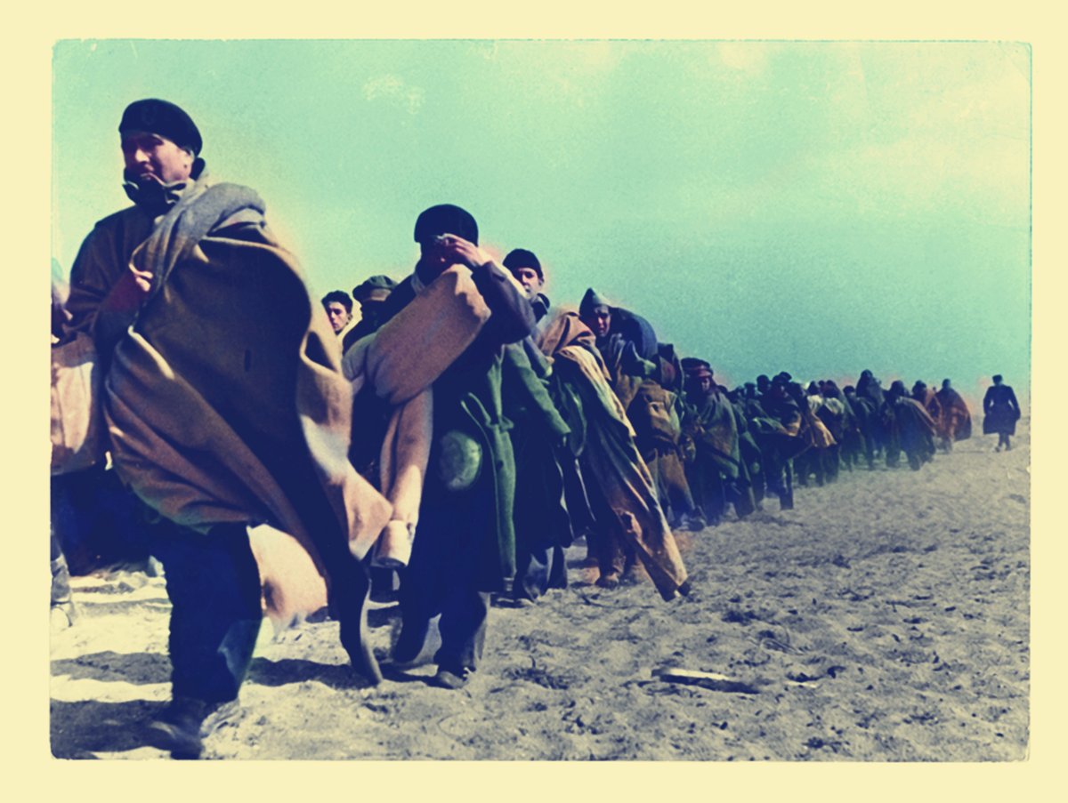 1939. Argelès-sur-Mer (Francia). Las autoridades francesas desbordadas ante la catástrofe escoltan con soldados a los refugiados españoles hacia campos de internamiento improvisados sobre las playas. Miles moriran por las pésimas condiciones de vida. Foto Robert Capa Archivo ICP