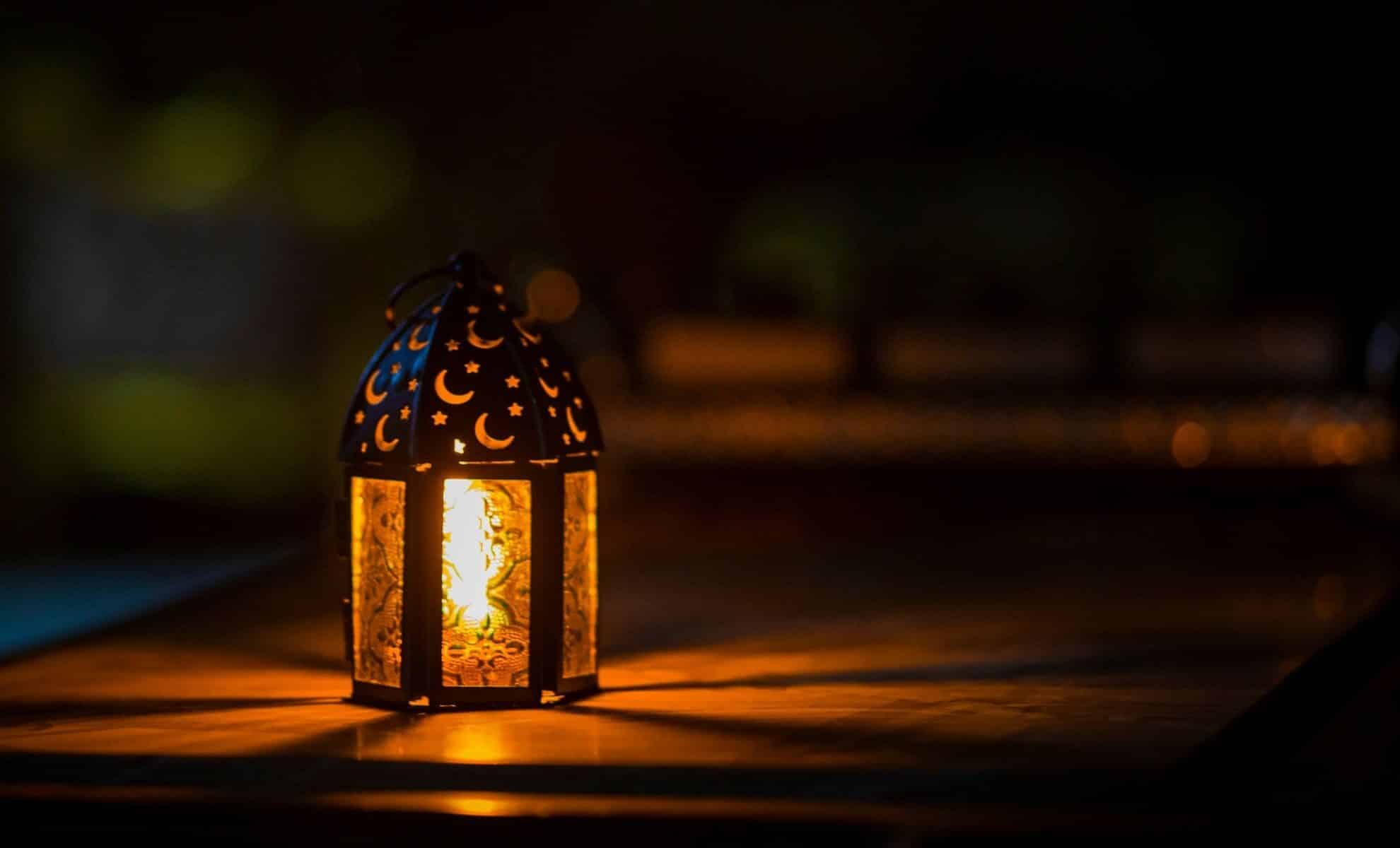 Photo de la lumière du Ramadan sur le dessus de la table (Pexels)