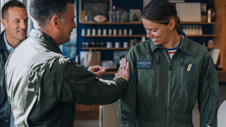 Remise des patchs de la PAF par les équipages.