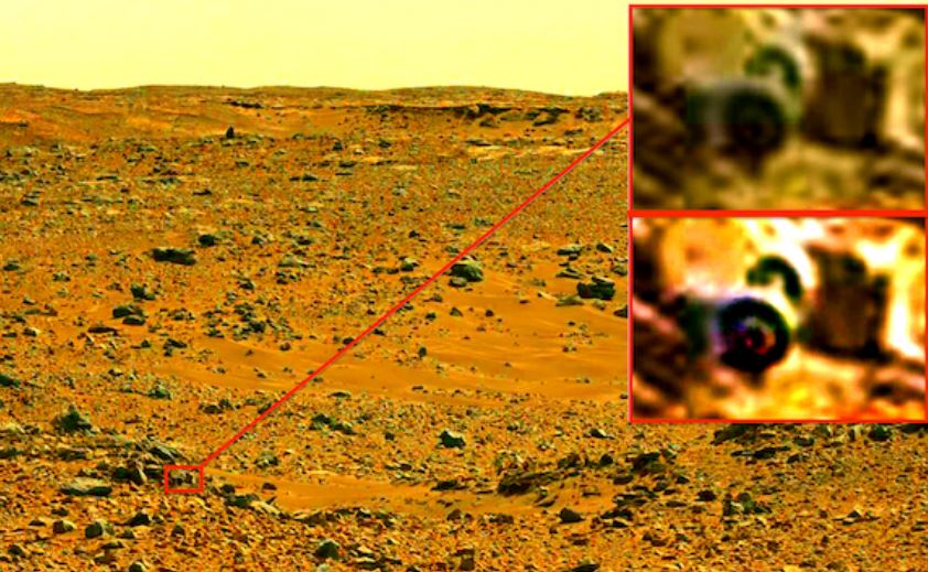 ¿Es esto una serie de objetos inexplicables en Marte? La fotografía parece mostrar un campo de escombros con cráteres que incluye artefactos parecidos a escombros artificiales incluyendo ruedas unidas por un eje, en el cráter Gale.