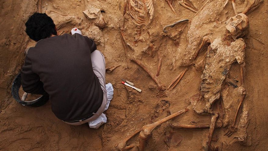 Trabajo arqueológico en la fosa de Puerto Real (Cádiz). / JUAN MIGUEL BAQUERO