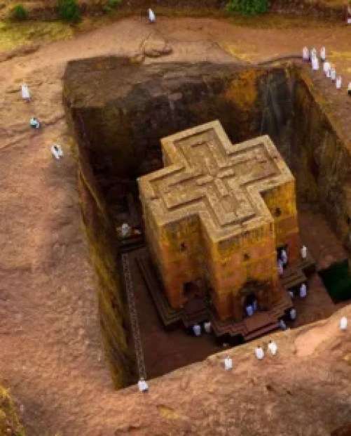 La Iglesia de San Jorge en Lalibela, Etiopía, es una de varias iglesias cristianas ocultas excavadas en la roca a finales del siglo XII o principios del XIII d.C
