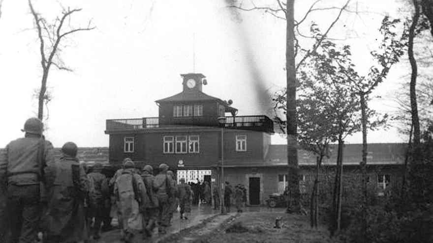 Las tropas estadounidenses entrando en el campo de Buchenwald durante su liberación (https://encyclopedia.ushmm.org/content/es/article/liberation).