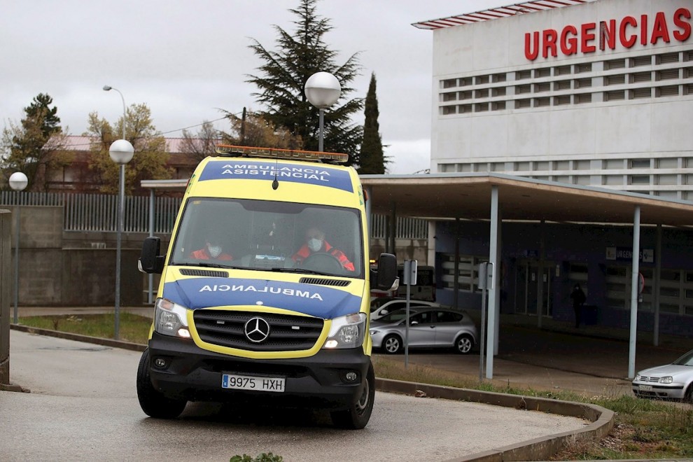 Una ambulancia abandona el Hospital Santa Bárbara de Soria./ Wilfredo García