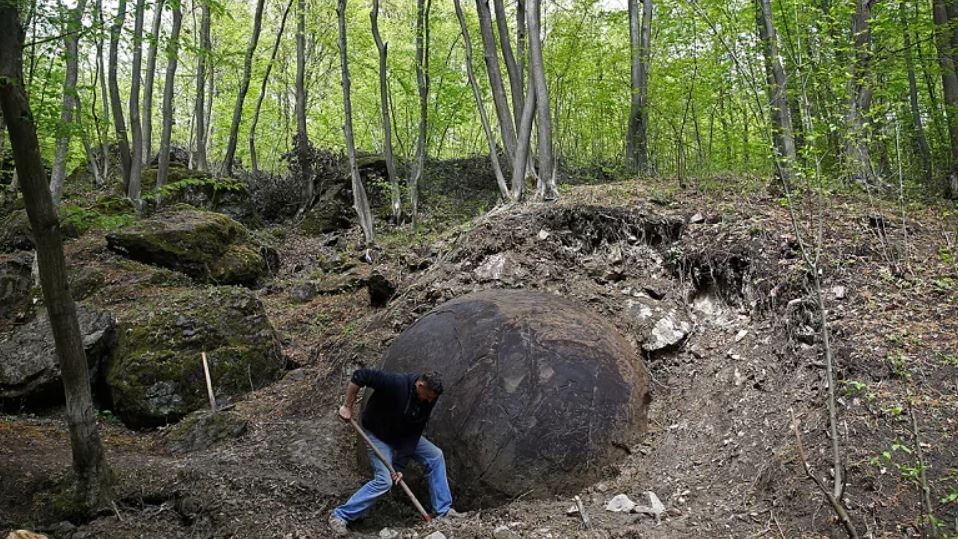 El gobierno bosnio financió la investigación y descubrieron un total de ocho piedras gigantes, dice Osmanagić.