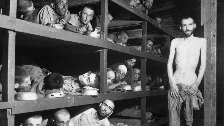 Imágenes del campo de Buchenwald después de su liberación que muestra a los presos hacinados y sin fuerzas en los barracones, pero con la esperanza en los ojos (US Army/US Defense Visual Information Center/Wikimedia Commons).