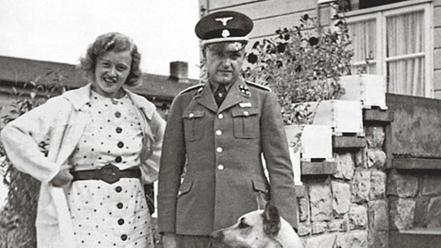 Karl Otto Koch, jefe del campo de Buchenwald, y su mujer Ilse Köhler, también conocida como “la bruja de Buchenwald”. Su sadismo y su macabra afición a coleccionar tatuajes de presos por mero capricho la hicieron muy temida. El documento depositado en el Archivo Histórico del Gobierno Vasco es una de las primeras referencias a sus atrocidades, por las que fue condenada a cadena perpetua después de la guerra (https://katrinashawver.com/2014/01/karl-and-ilse-koch.html).