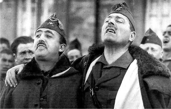 Francisco Franco y José Millán Astray abrazados mientras entonan cánticos legionarios, en instantánea realizada por Bartolomé Ros (1906-1974) en el norte de Africa.
