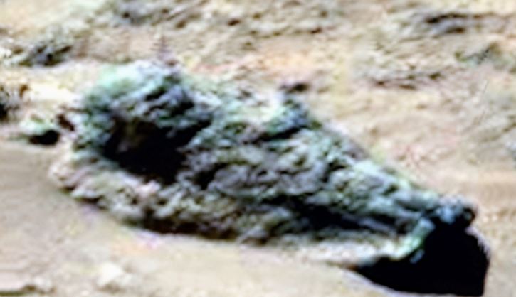 ¿Son estos los restos de otro humanoide en Marte? El rover Curiosity fotografió un "humanoide" y una "vaina", ambos parecen estar encima de una masa similar en forma de cojín.