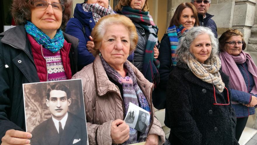 Familiares de víctimas del franquismo ante el Ayuntamiento de Sevilla. | JUAN MIGUEL BAQUERO