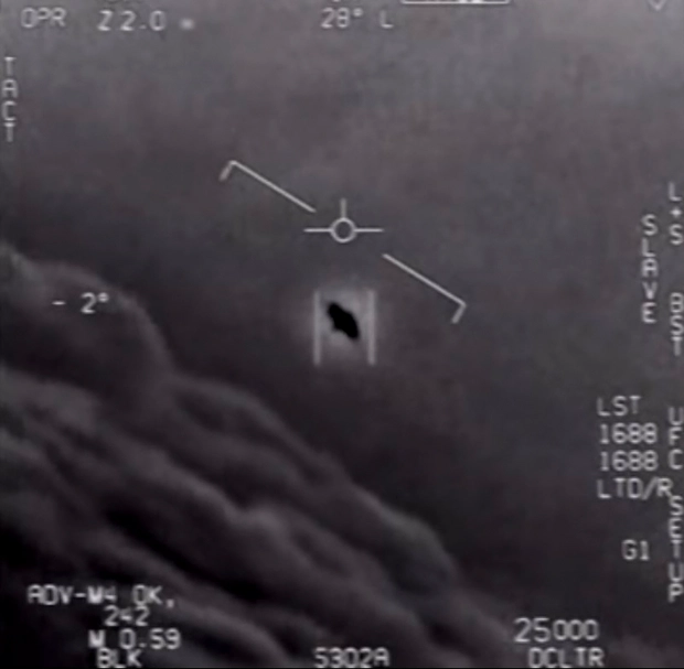 Kevin Thomas: Buque de guerra estadounidense se encontró con un enorme triángulo negro OVNI que emergía del mar antes de volar al espacio