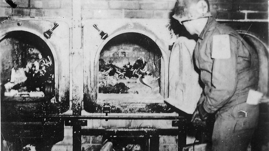 Un soldado estadounidense se fotografía ante los hornos crematorios del campo de Buchenwald tras su liberación (https://commons.wikimedia.org/wiki/File:Buchenwald-J-Rouard-28.jpg).