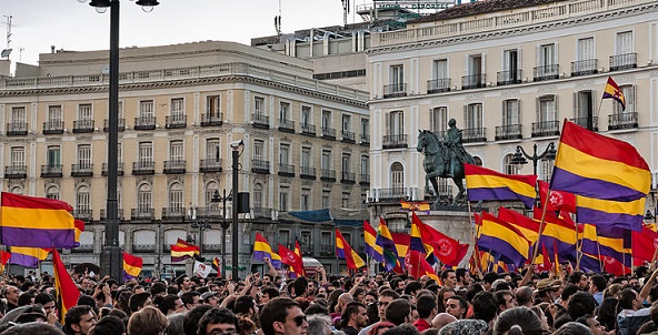 Manifestación pidiendo un referéndum por la III República en la Puerta del Sol. Autor: Barcex. Fecha: 2 de Junio de 2014, 21:02:31 Fuente: Wikipedia, bajo licencia CC BY-SA 3.0