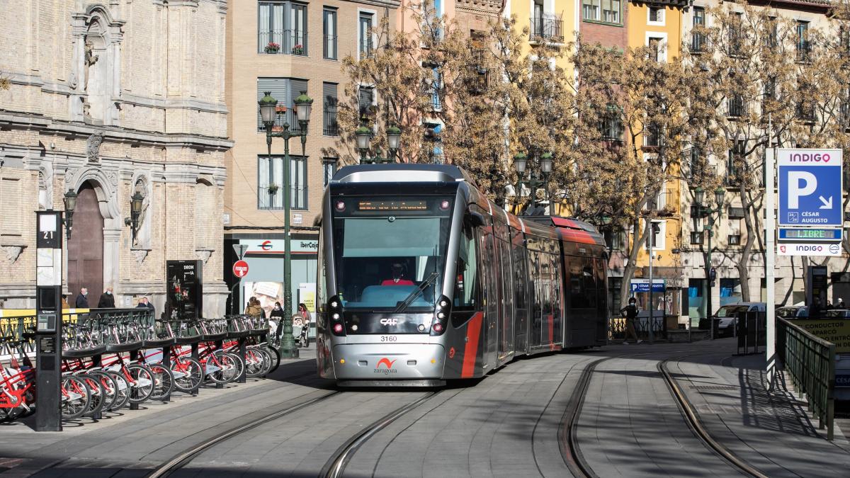 un-convoy-del-tranvia-a-su-paso-por-la-p