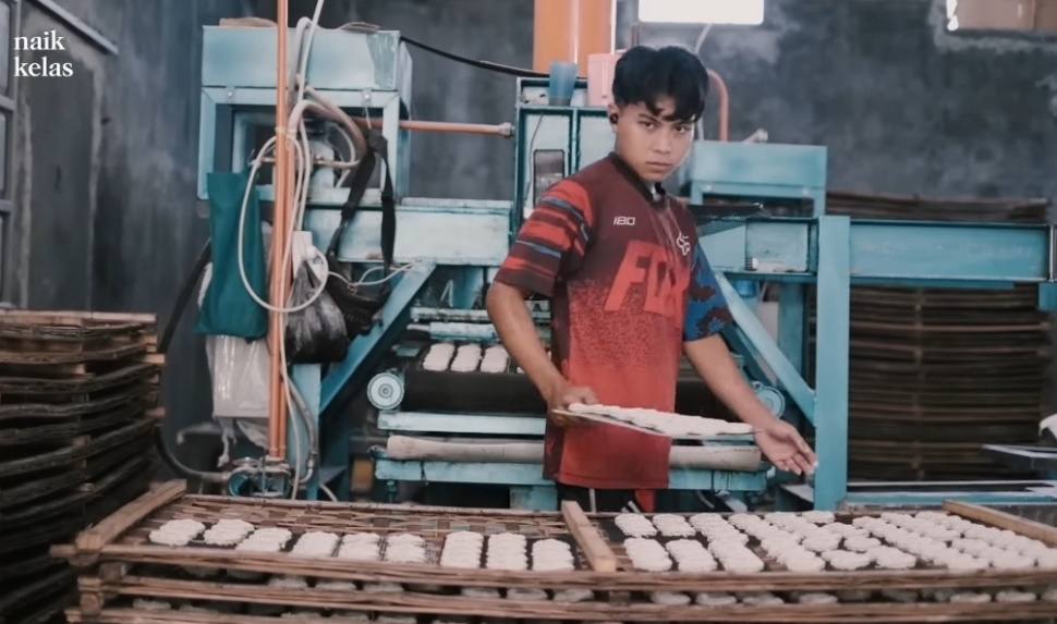 Kisah Inspiratif Pria Sukses di Usia 29 Tahun dari Pabrik Kerupuk (YouTube/Naik Kelas)