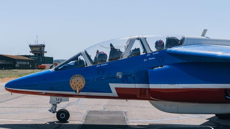 Le sergent Lauriane Nolot et son pilote à bord de l’Alphajet.