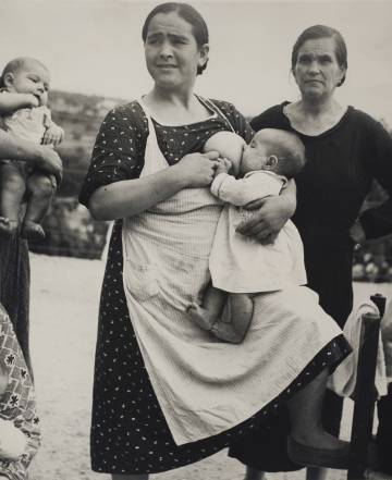 Mujer dando el pecho a su hijo en Vélez Rubio, en 1937, fotografiada por Horna.