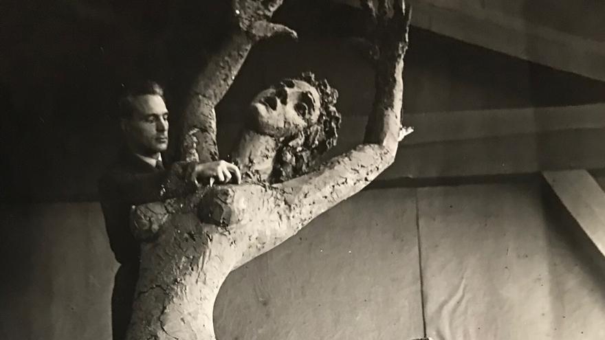 Apel·les Fenosa trabajando sobre el modelo en yeso de la escultura 'Monumento a los mártires de Oradour'.