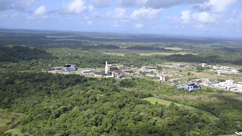 Survol du Centre spatial guyanais par le Puma et le H225M Caracal.