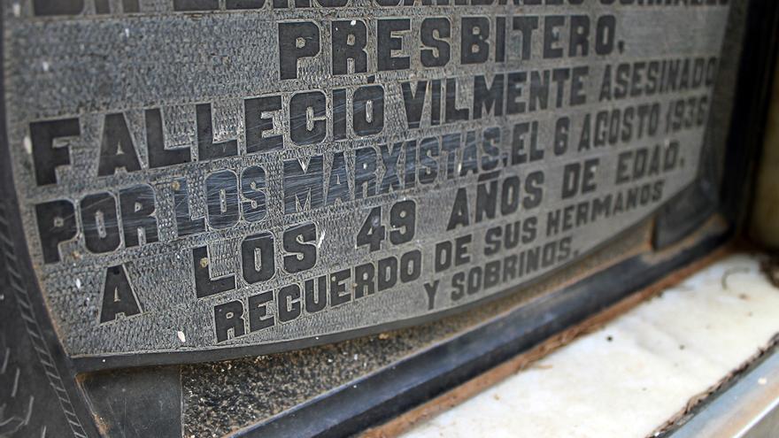 Lápida en un cementerio sevillano de una víctima de la violencia izquierdista en la guerra civil. | JUAN MIGUEL BAQUERO