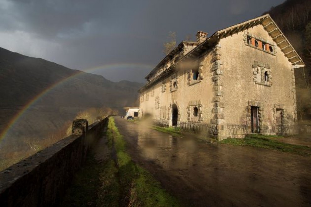 Vista de la estación de Yera, en la parte cántabra del túnel de la Engaña, construido a mediados del siglo pasado por presos republicanos y habitantes de la Vega de Pas (Cantabria), que iba a formar parte del eje ferroviario Santander-Mediterráneo y que f