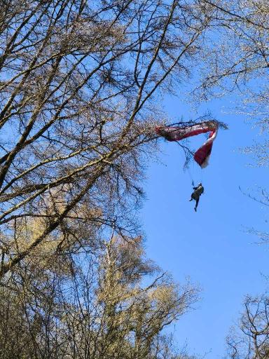 La parapentiste était bloquée à plus de 20 mètres du sol.
