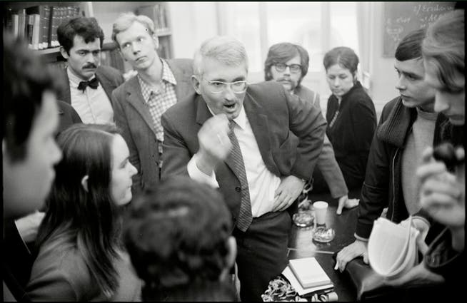 Die Vernunft muss sich selber ständig infrage stellen: Jürgen Habermas diskutiert im Januar 1969 im Hörsaal des Philosophischen Seminars der Universität Frankfurt mit Studenten.