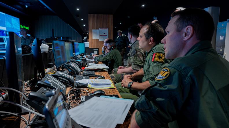 Dans une partie de la War Room du CAPCODA sur la BA 942, tous les yeux sont rivés sur les écrans.