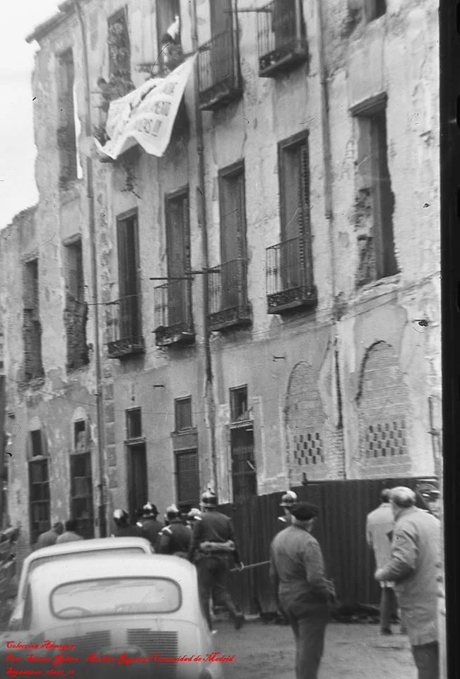 La policía y los bomberos intentan entrar al edificio donde resisten sus últimos vecinos. Fotografía: Santos Yubero / Historias Matritenses