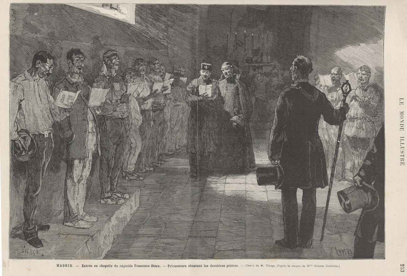 Madrid. Entrada a la capilla del regicida Francisco Otero. Prisioneros cantando sus últimas oraciones. (Dibujo de M. Vierge, según el croquis de la señorita Dolores Urrabieta).